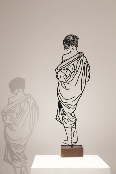 《投影系列2016_1》2016 年68cm×20cm×8cm  材料：铁 、底座铜