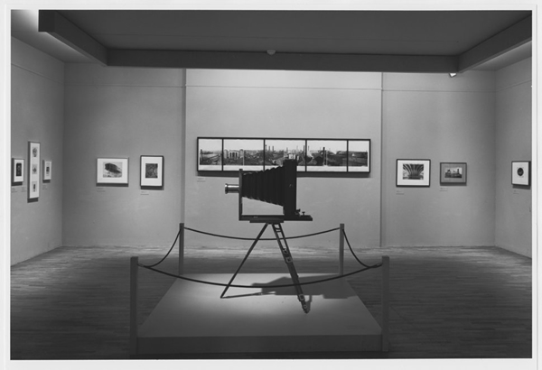 至今的摄影展览现场，展期1990年2月18日至1990年5月29日