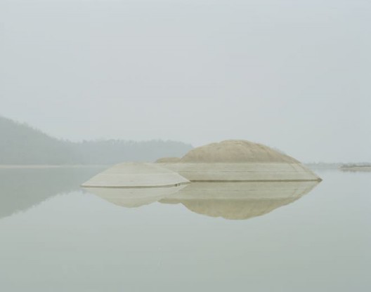 Chen Zhuo , “The rocker in the lake”, archival ink-jet print, 80 x 63.5 cm, 2015, courtesy Hunsand Space陈卓, “废湖里的礁石”, 收藏级喷墨打印，80 x 63.5 cm, 2015, 鸣谢拾萬空间