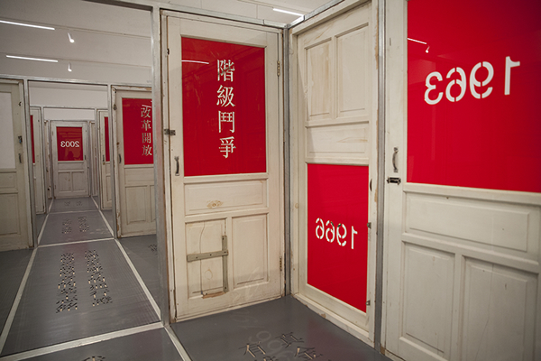 黄锐 《三、六、九、百年中国》 装置（钢架、木门、亚克力） 1530X537X246cm 2016年 局部1