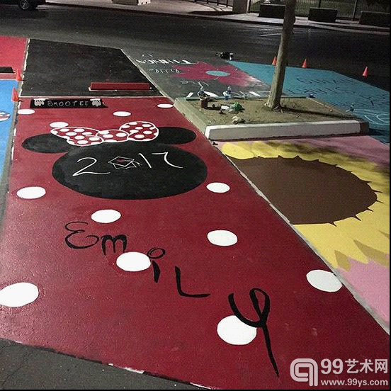 厉害了,这群高中生把停车位搞成了艺术空间