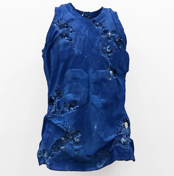 《蓝色方解石球衣》（blue calcite basketball jersey, 2016）。