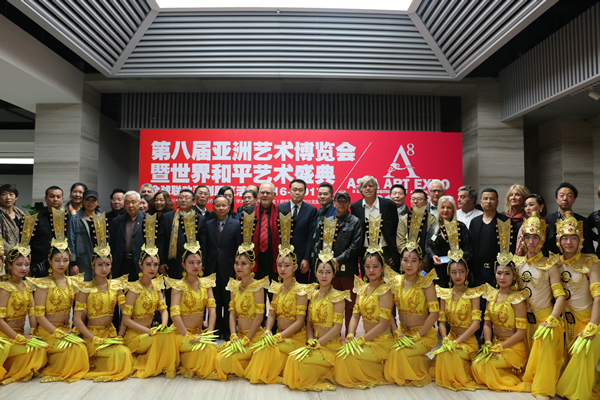 主办方及艺术家与公益活动演员合影留念