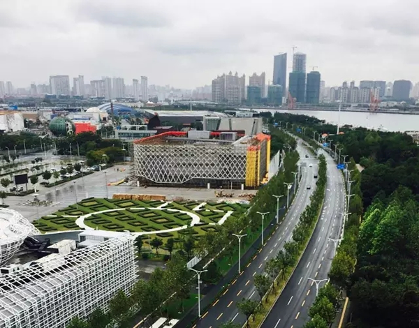正在布展中的《天堂红灯