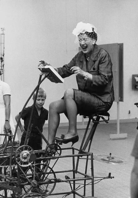 exhibition rörelse i konsten in the moderna museet, stockholm, 1961, with jean tinguely’s ‘le cyclograveur’ (1960)