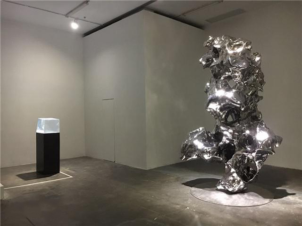 展览现场,左: 展望,石隐    右:展望,假山石,不锈钢,2007年