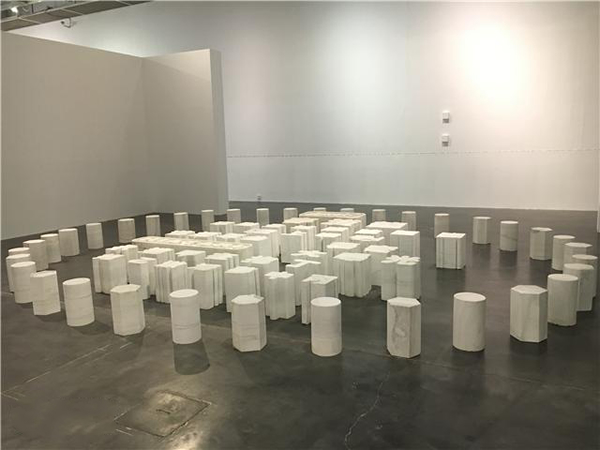 郑国谷 心游素园之爱上杀手 白色大理石 38×480×450cm 2014