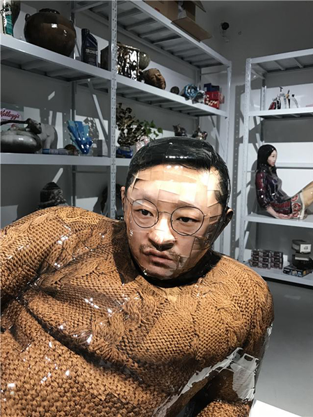 “除臭剂种类”系列侧卧喝饮料的人
