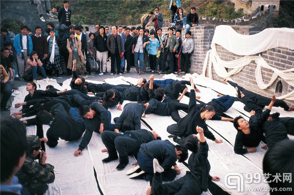 红砖美术馆-温普林中国前卫艺术档案之八〇九〇年代-作品图片-温普林:八〇年代 - 从观念到行动-包扎长城,1988,图自“温普林中国前卫艺术档案”-5