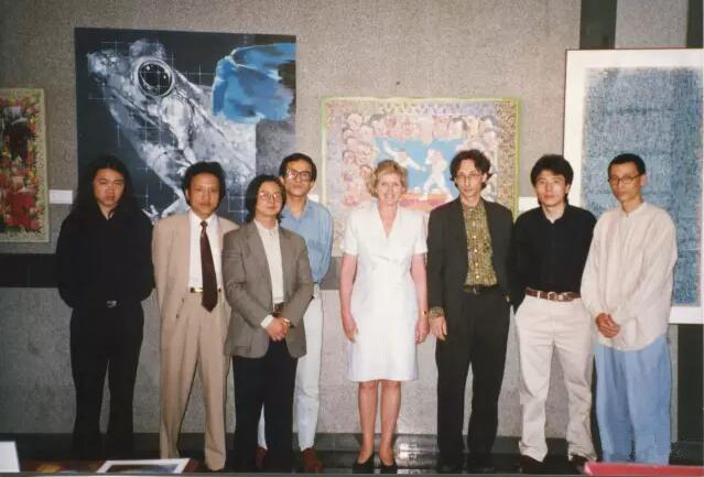 1997年Lady Anne Heseltine参观香格纳画廊（波特曼香格里拉酒店走廊），由左而右依序为周铁海、计文于、丁乙、浦捷、Lady Anne Heseltine、何浦林、薛松、申凡