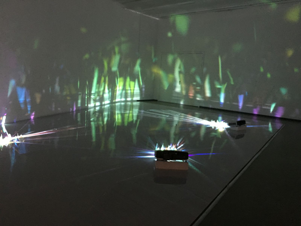 上海双年展作品之一，《 二向色滤光片》（延伸的投影），罗斯·曼宁，2013（图片/本文作者）