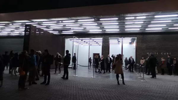 画廊预展外等待的人群。图片来源：汪珂宇