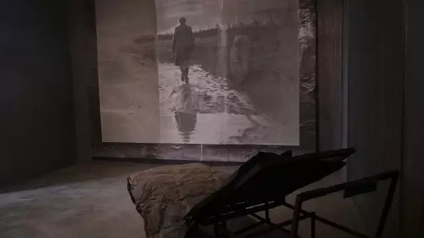《瓦尔哈拉》局部，铅与混合媒介装置、摄影，1992-2016年。图片：汪珂宇拍摄