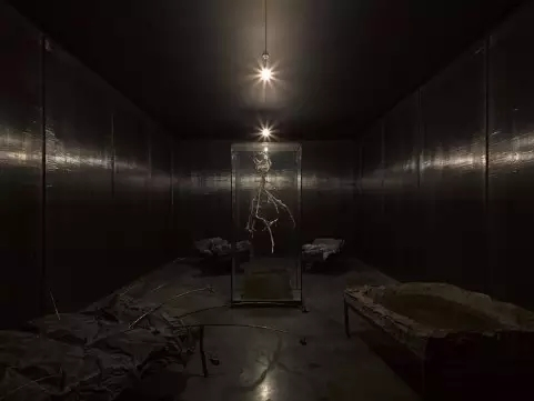 《悲悯的停滞（Philemon in stasis）》，铅、水、玻璃、混合材料，2016年。图片来源：查尔斯·度帕特