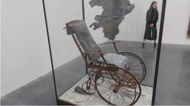 《安福塔斯（Amfortas）》，玻璃、金属、铅,2016年。图片来源：汪珂宇