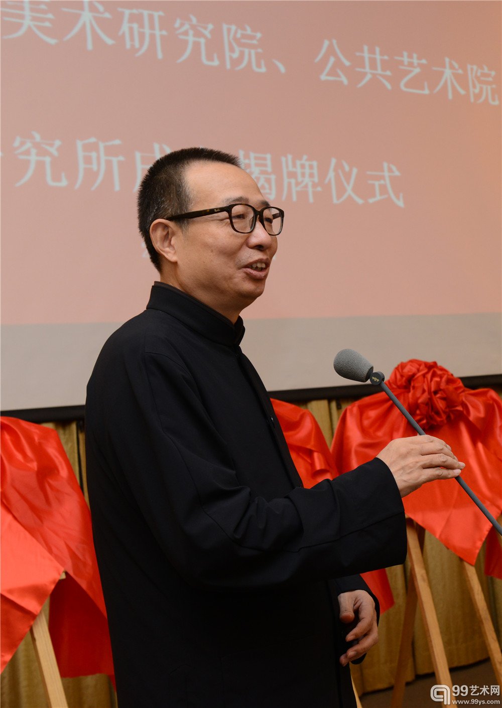 中国文联副主席、中国民间美术协会主席、山东工艺美术学院院长、中国国家画院公共艺术院民艺研究所所长潘鲁生致辞