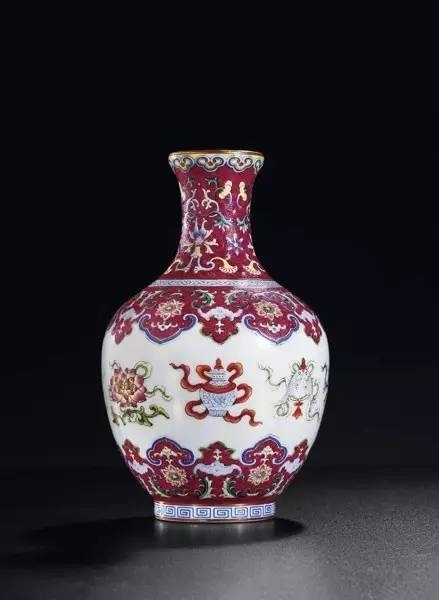 Lot 3024 清乾隆 紫地轧道描金粉彩缠枝花卉八吉祥紋瓶 H19.4cm “大清乾隆年制”篆书款 成交价：2070万元