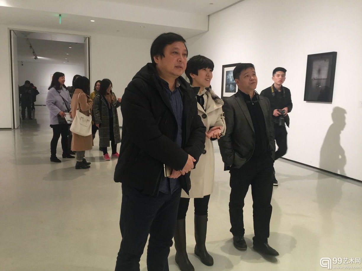 四川美术学院院长庞茂琨、展览召集人韩晶在现场观展
