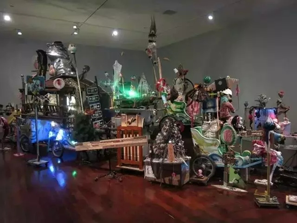 卡米耶·昂罗（Camille Henrot）《极度疲惫》在展览现场 图片源自网络