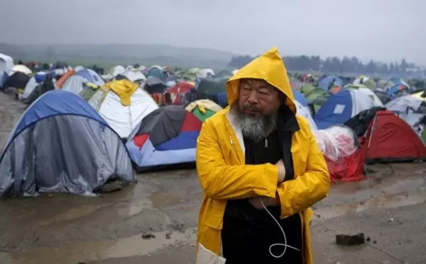 艾未未在希腊难民营前 图片来源于网络