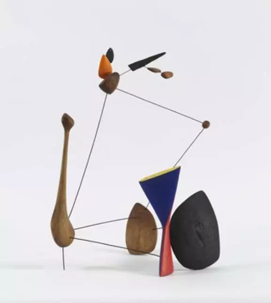 《带扯铃的星座（Constellation with Diabolo）》，亚历山大·考尔德，木头、电线、油漆，约创作于1943年。