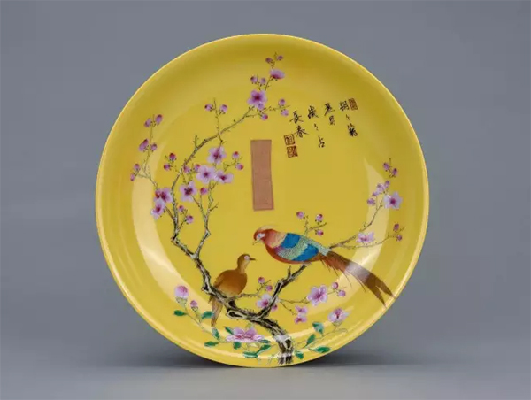 “清雍正黄釉珐琅彩花鸟纹盘”（本文藏品的定名如未说明均来自邱季端个人公众号）