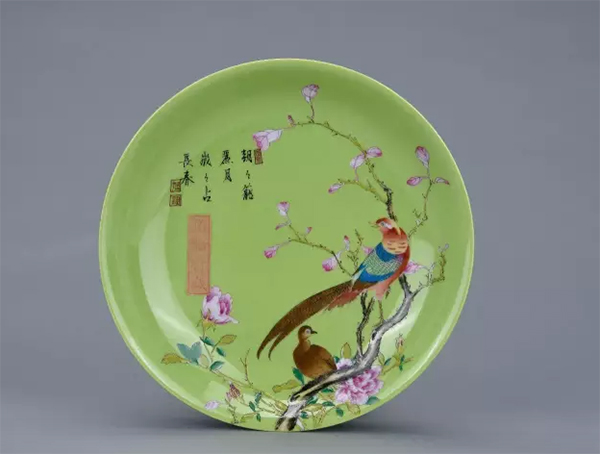 邱季端的”清雍正绿釉珐琅彩花鸟纹盘“