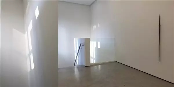 画廊楼梯口的十字军骑士剑和十字形阳光