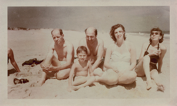 从左到右：杰克逊·波洛克Jackson Pollock, 克莱门特·格林伯格Clement Greenberg, 海伦·弗兰肯瑟勒Helen Frankenthaler, 李·克拉斯纳Lee Krasner ，1952