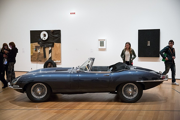 《捷豹E型跑车》，1961年，现展于现代艺术博物馆永久收藏展览厅