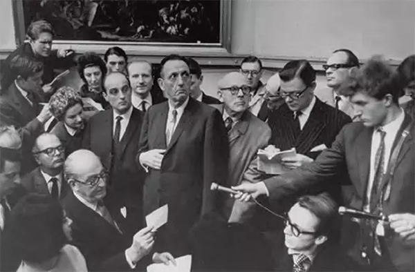 图14: 诺顿•西门在1965年3月19日伦敦佳士得拍卖会现场对拍卖师提出抗议