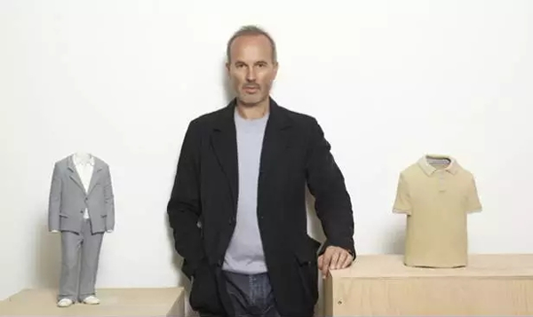欧文·沃姆(Erwin Wurm) 。图片来源于网络
