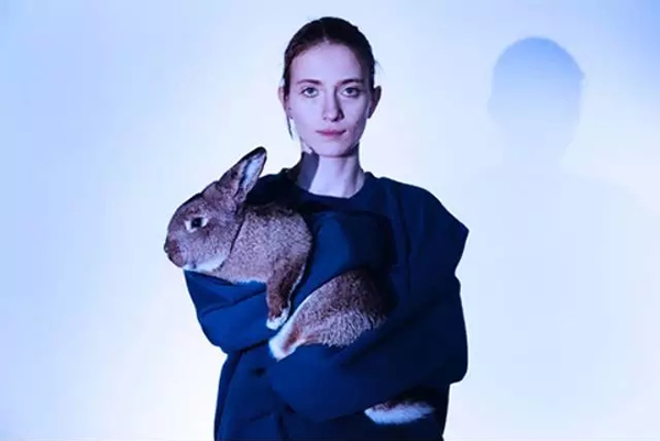  安妮·伊姆霍夫（Anne Imhof）。图片来源于网络