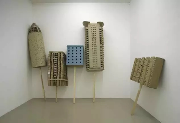  《Anarchitekton (致阿格巴塔)》，乔迪·科洛莫，2004 。图片来源于网络