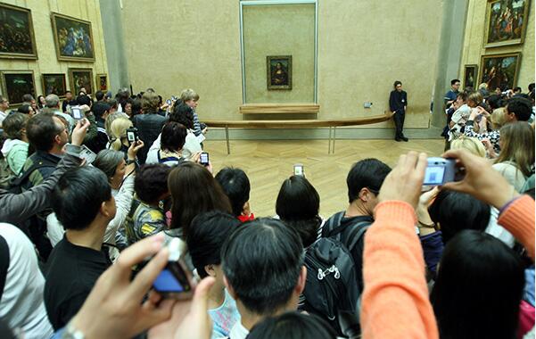 《蒙娜丽莎》的作品前总是围绕着大批游客