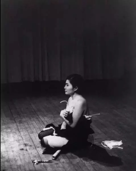 《碎片（Cut Piece），1964》，由小野洋子在《小野洋子的新作（New Works of Yoko Ono)》中表演 , 纽约卡内基音乐厅, 1965年3月21日。图片来自网络
