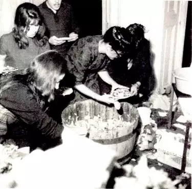 1962年，艾莉森·诺尔斯, 《做沙拉（Make a Salad）》。图片来自网络