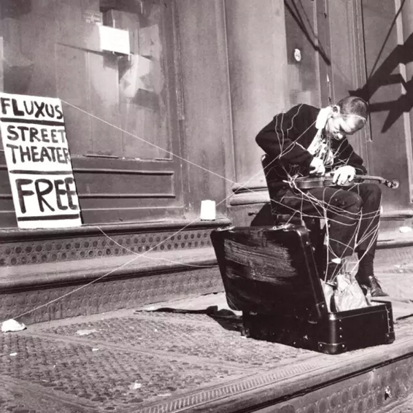 1964年，“激浪街头剧院（Fluxus Street Theatre）”作为“沃克斯豪尔激浪艺术节（Fluxus Festival at Fauxhall）”的一部分，纽约。图片来自网络