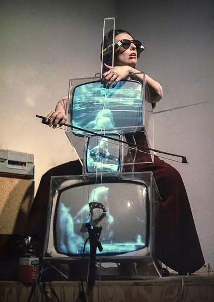 1971年，夏洛特·摩尔门带着电视眼镜（TV Glasses）表演白南准的《电视大提琴》。图片来自网络