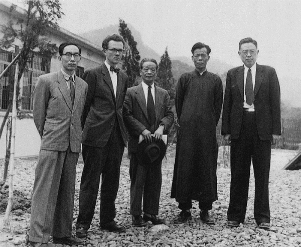 1963年，高居翰（左二）在台北故宫的位于台中的库房。