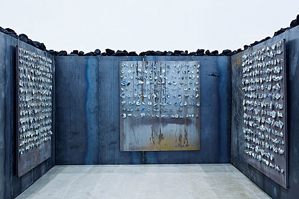 展览现场，作品《无题》（局部），201×184×15（厘米），铁板，中国碎瓷片，铁丝，2010-2011年