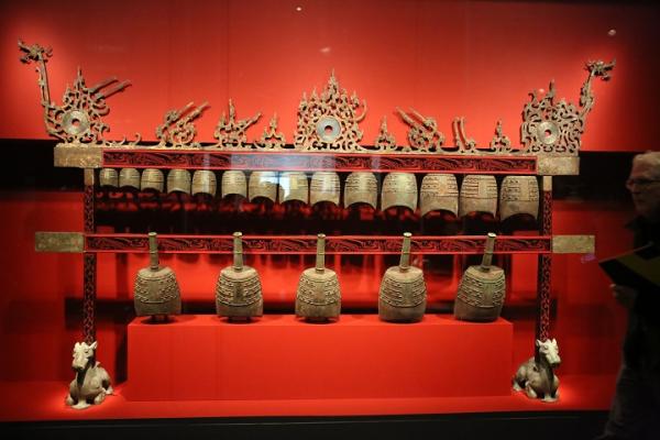 展览展出的大云山1号墓出土的青铜的编钟。