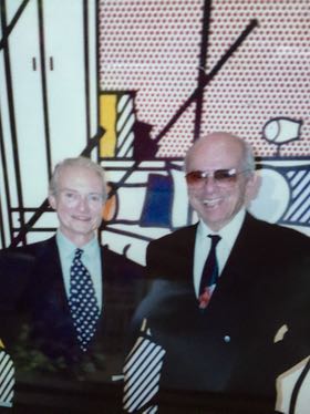  Roy Lichtenstein（左边）和 Gil Silverman 在Roy Lichtenstein绘画前