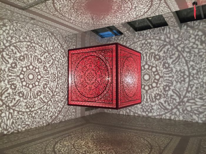 阿妮拉·奎雅·阿格 （Anila Quayyum Agha），《把花献给我（All the Flowers are for Me，red-ed. of 2）》，2016，激光切割的红色烤漆不锈钢 & 灯泡，60 x 60 x 60 英寸