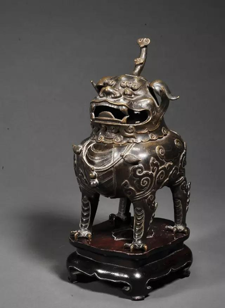 明末清初  铜瑞兽香薰 （原配底座）