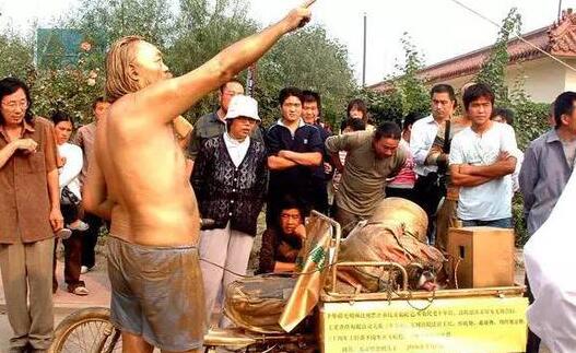 　　（甘守贫穷出名的宋庄艺术家们）