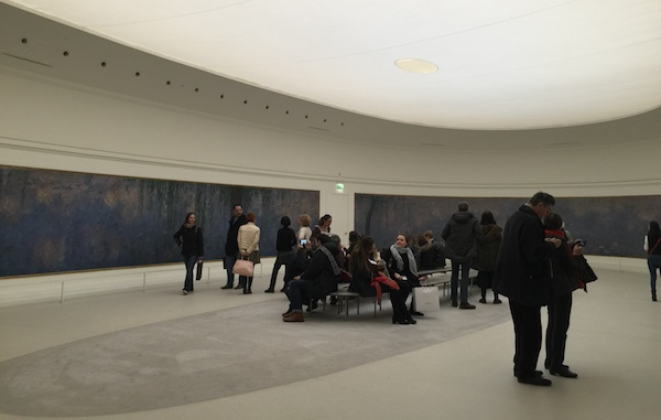 橘园美术馆专门为莫奈的睡莲量身定制了椭圆形展厅