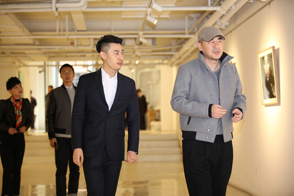 右一：嘉宾陈建斌，右二：艺术家、摄影师侯宇