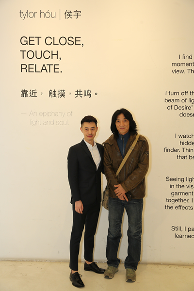 左一：艺术家、摄影师侯宇，左二：丁武
