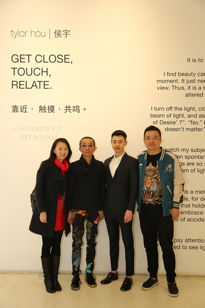 .左二：风山渐文化董事长王兵，左三：艺术家、摄影师侯宇